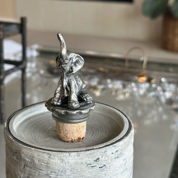 Pewter Cork wine bottle stopper. Elephant with trunk up. - Picture 3 of 7